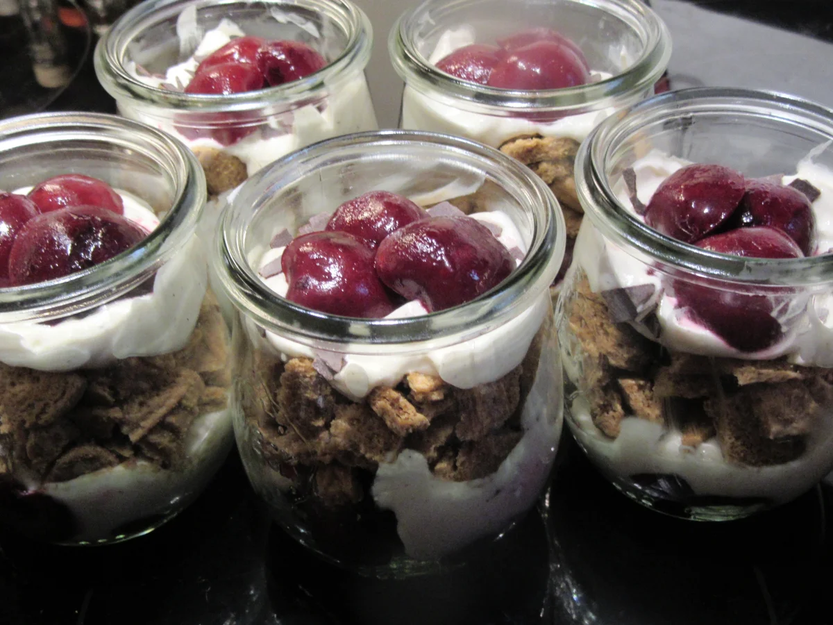 Dessert: Joghurt-Schicht-Dessert mit Kirschen - Rezept - Bild Nr. 2