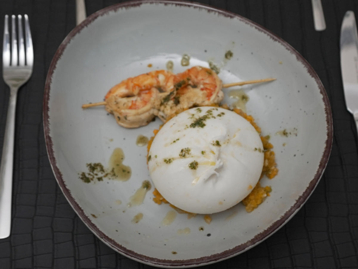 Soffritto mit Burrata, Garnelenspieß und Basilikumöl - Rezept - Bild Nr. 2