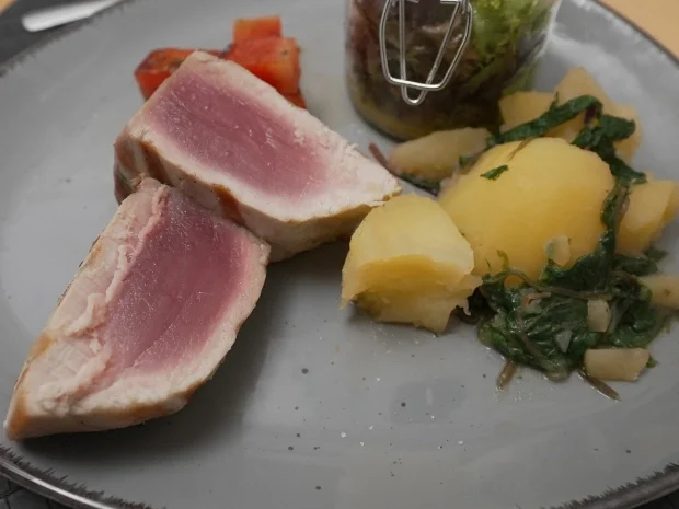 Rezept: Thunfischsteaks mit Mangoldkartoffeln und gegrillter Wassermelone Bild Nr. 2 Thunfischsteaks mit Mangoldkartoffeln und gegrillter Wassermelone - Rezept - Bild Nr. 2