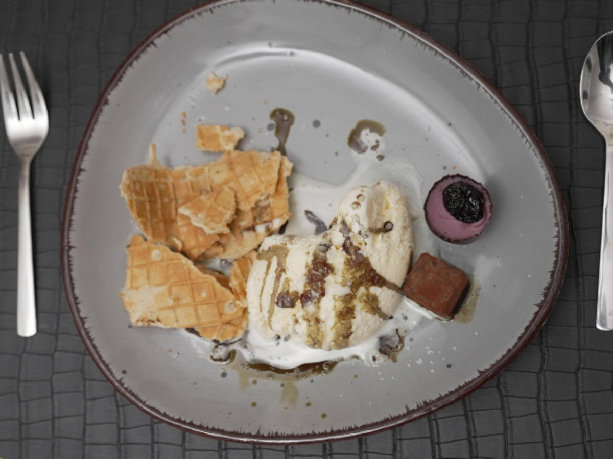 Vanilleeis mit Kürbiskern-Öl und Meersalz, dazu Waffel - einfach - von ...