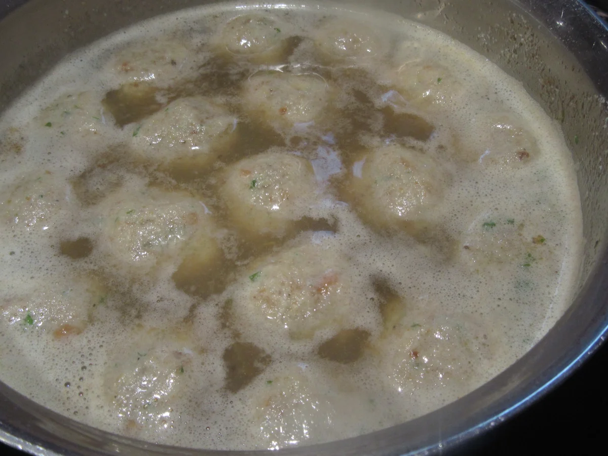 Rezept: Suppeneinlage: Markklößchen nach Urgroßmutters Art Bild Nr. 17166 Suppeneinlage: Markklößchen nach Urgroßmutters Art - Rezept - Bild Nr. 17166