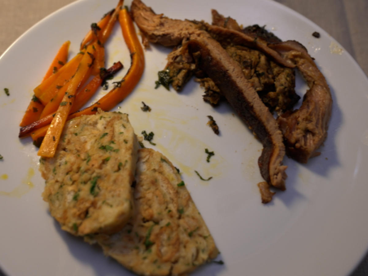 Gefüllte Kalbsbrust mit Semmelknödelrolle und karamellisierte Karotten ...