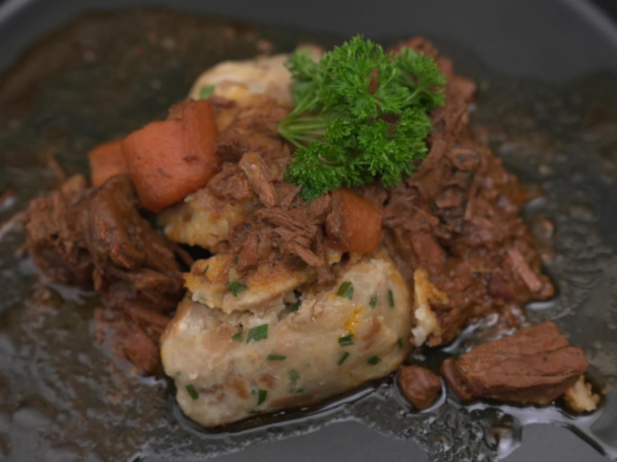 Bayerisches Biergulasch mit Brezenknödel - Rezept - kochbar.de