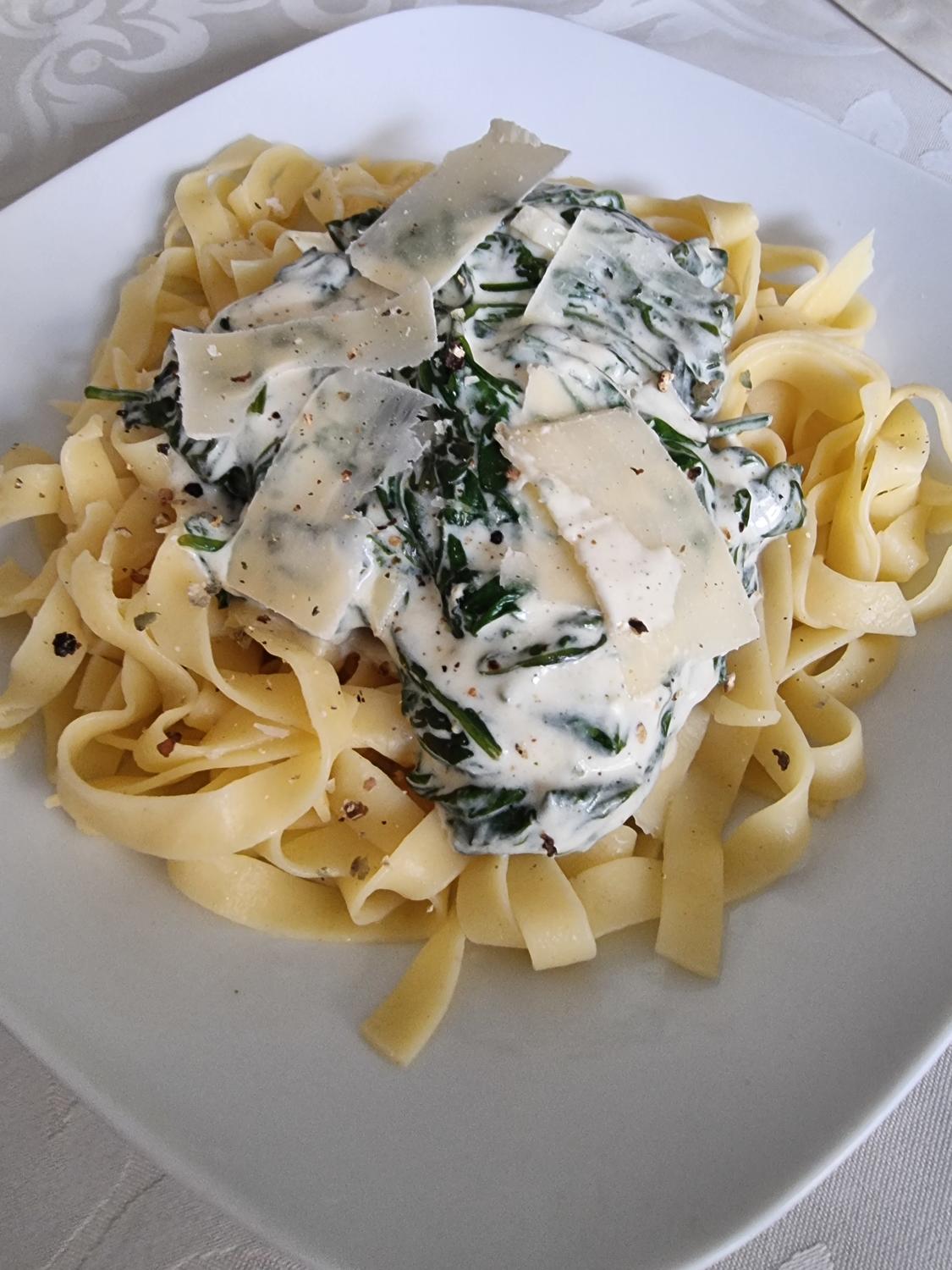 Tagliatelle mit Spinat und Frischkäsesauce - Rezept - kochbar.de Tagliatelle mit Spinat und Frischkäsesauce - Rezept - kochbar.de