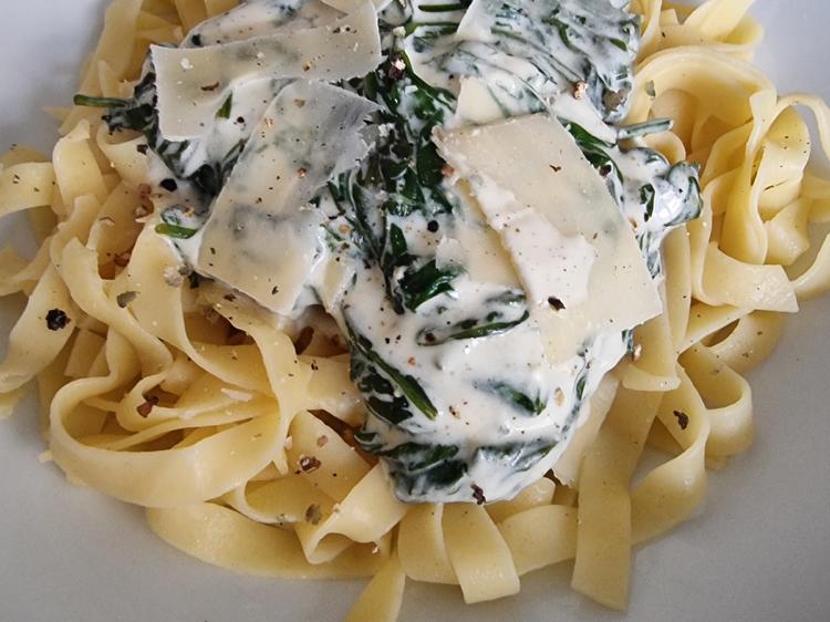 Tagliatelle mit Spinat und Frischkäsesauce - einfach - von Sheeva1960