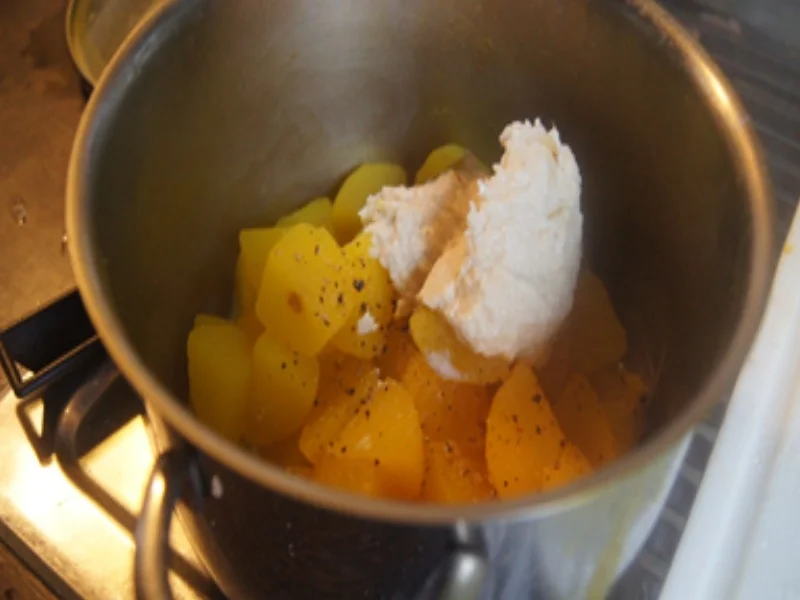 Leberkäse mit Parmesankruste, geschmorten Spitzkohl und Meerrettich-Kartoffelstampf - Rezept - Bild Nr. 17228