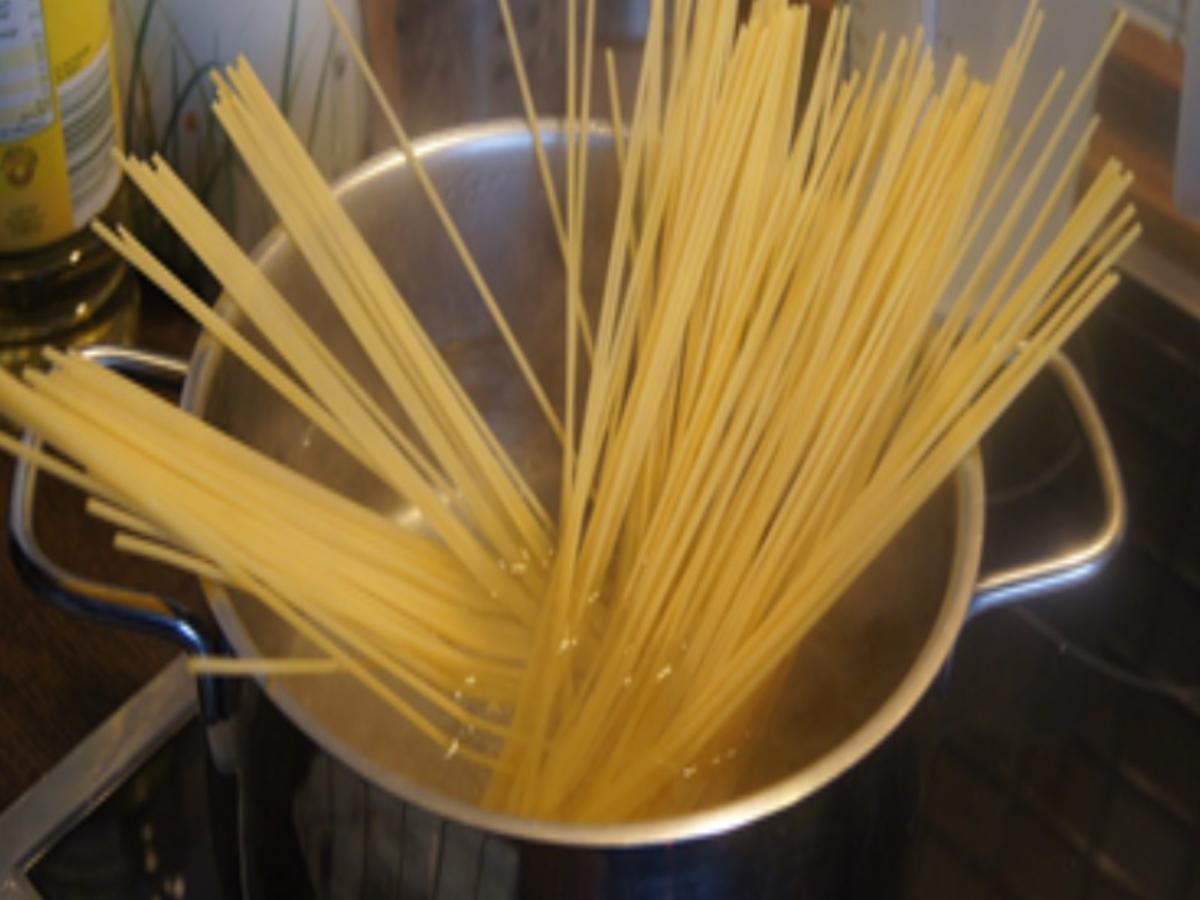 Spaghetti mit Gemüse-Kräuter-Sauce und Garnelen - Rezept - Bild Nr. 17213