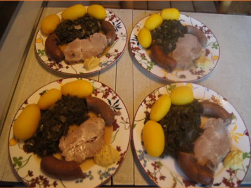 Rezept: Grünkohl mit Bregenwurst und Schweinenacken und Salzkartoffeln Bild Nr. 2 Grünkohl mit Bregenwurst und Schweinenacken und Salzkartoffeln - Rezept - Bild Nr. 2