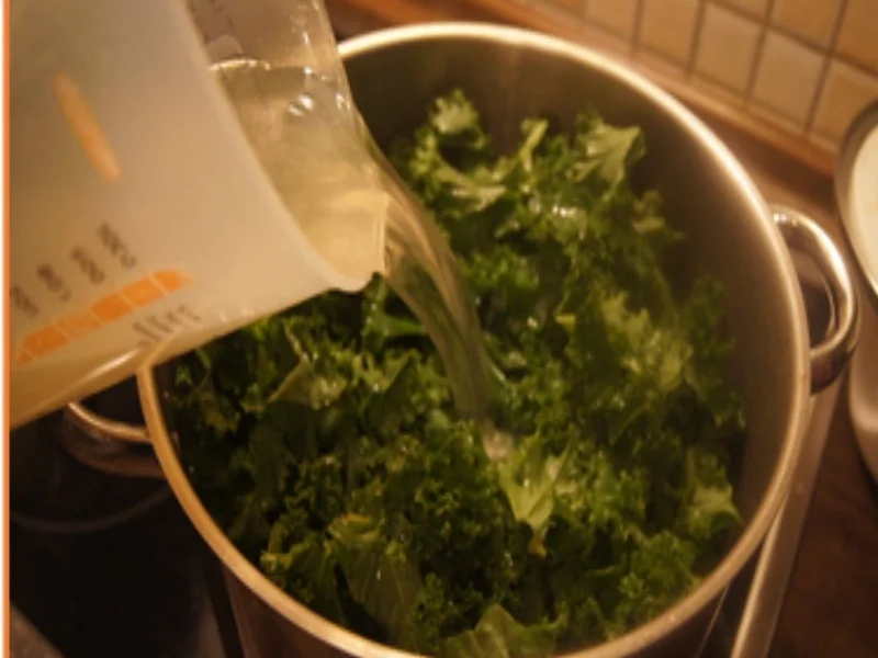 Rezept: Grünkohl mit Bregenwurst und Schweinenacken und Salzkartoffeln Bild Nr. 14 Grünkohl mit Bregenwurst und Schweinenacken und Salzkartoffeln - Rezept - Bild Nr. 14