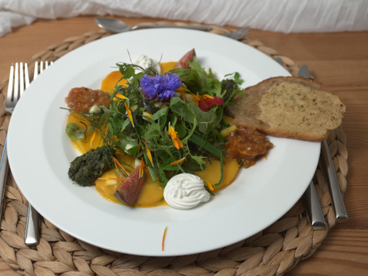 Wildkräutersalat auf Gelbe-Bete-Carpaccio mit Aprikosen-Chutney - Rezept - Bild Nr. 17211