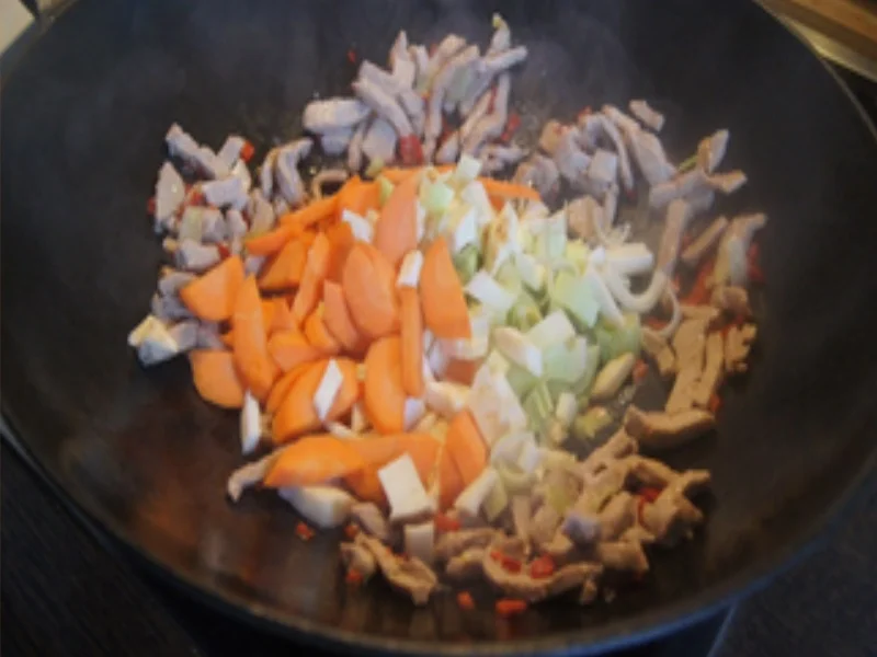 Rezept: Wok-Gericht mit thailändischer Panang-Curry-Paste und Jasmin-Reis Bild Nr. 9 Wok-Gericht mit thailändischer Panang-Curry-Paste und Jasmin-Reis - Rezept - Bild Nr. 9