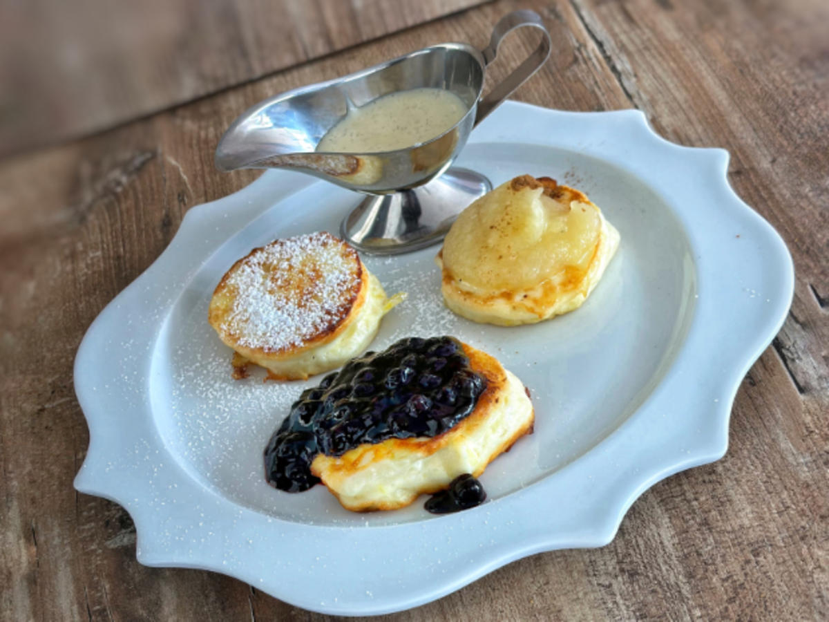 Quarkkeulchen mit Apfelkompott, Blaubeeren und Vanillesauce (Sachsen ...