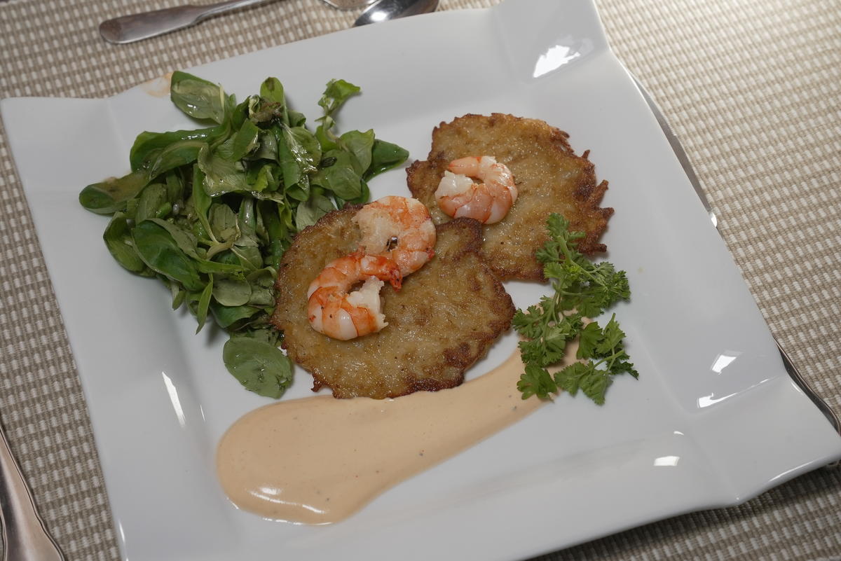 Reibeplätzchen mit Gambas, Kardinalsauce und Salatbeilage - Rezept - Bild Nr. 17211