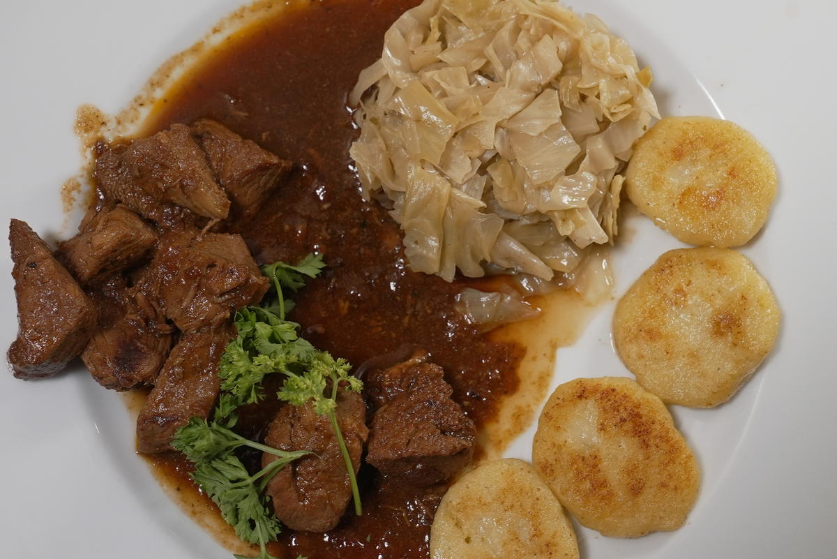 Kalbsgulasch mit Barolo-Sauce, Gnocchi und Gemüse - Rezept - Bild Nr. 2