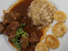 Kalbsgulasch mit Barolo-Sauce, Gnocchi und Gemüse - Rezept - Bild Nr. 2