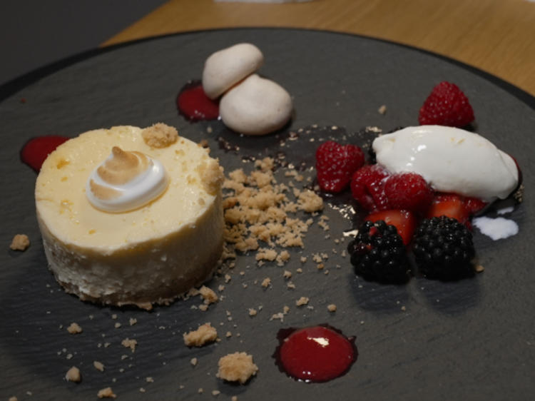 Käsekuchen mit Sauerrahmeis, Früchten und Baiser - von Das perfekte Dinner