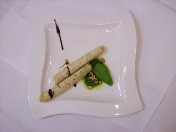 Teigröllchen mit Schafskäse und Kräutern auf Petersilienpesto - Rezept