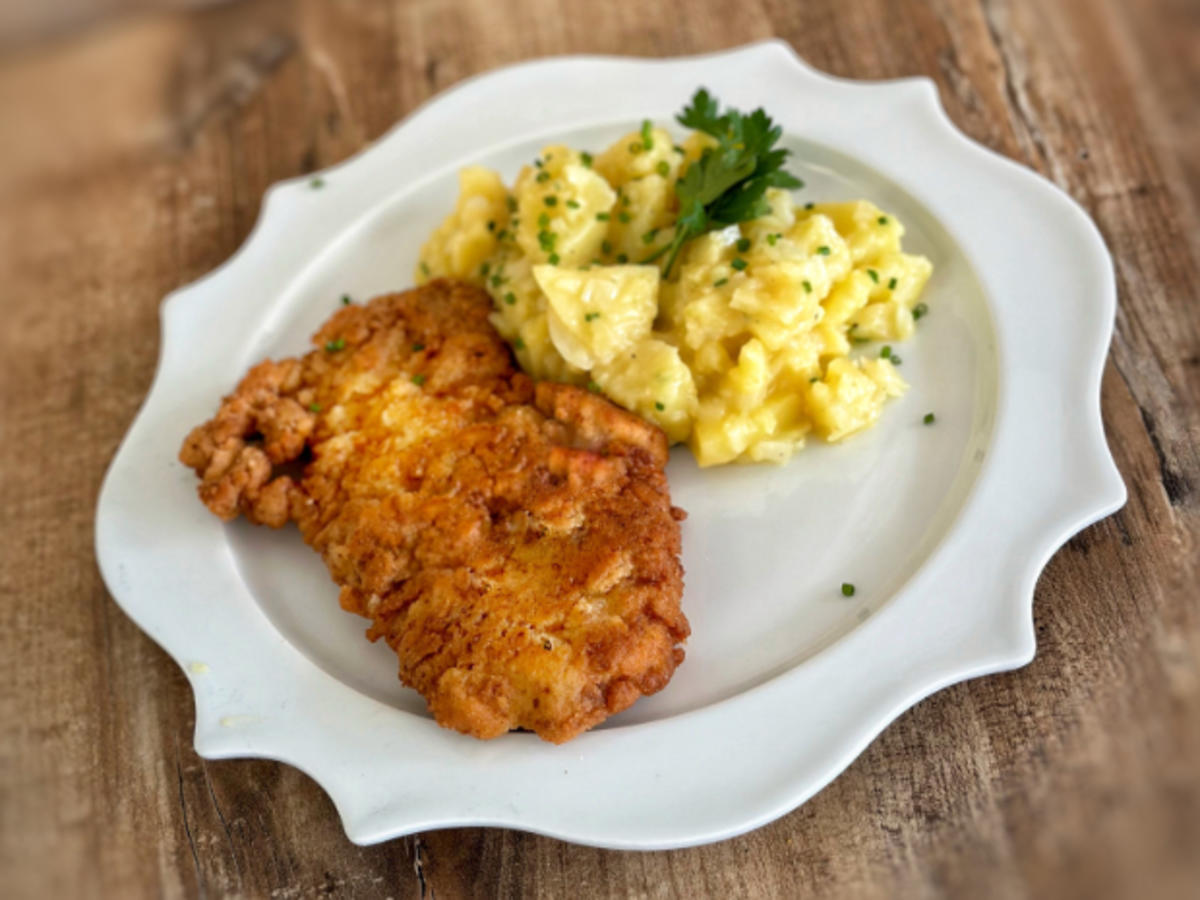 Münchener Schnitzel mit lauwarmem Kartoffelsalat (Bayern) - Rezept ...