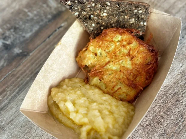 Rezept: Reibekuchen mit Schwarzbrot und Apfelmus (Nordrhein-Westfalen) Bild Nr. 17211 Reibekuchen mit Schwarzbrot und Apfelmus (Nordrhein-Westfalen) - Rezept - Bild Nr. 17211