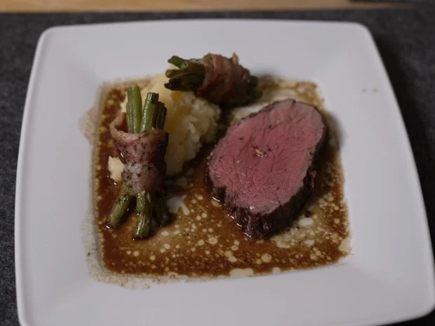 Rind mit Rotweinsauce, Kartoffel-Sellerie-Stampf und Bohnen im Speckmantel - Rezept - Bild Nr. 17211