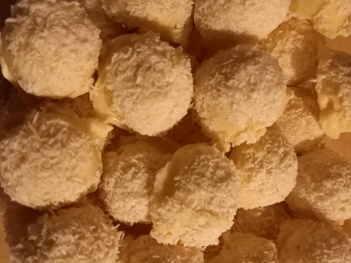 Rezept: Rafaello Pralinen "ohne Nuss" Bild Nr. 2 Rafaello Pralinen "ohne Nuss" - Rezept - Bild Nr. 2