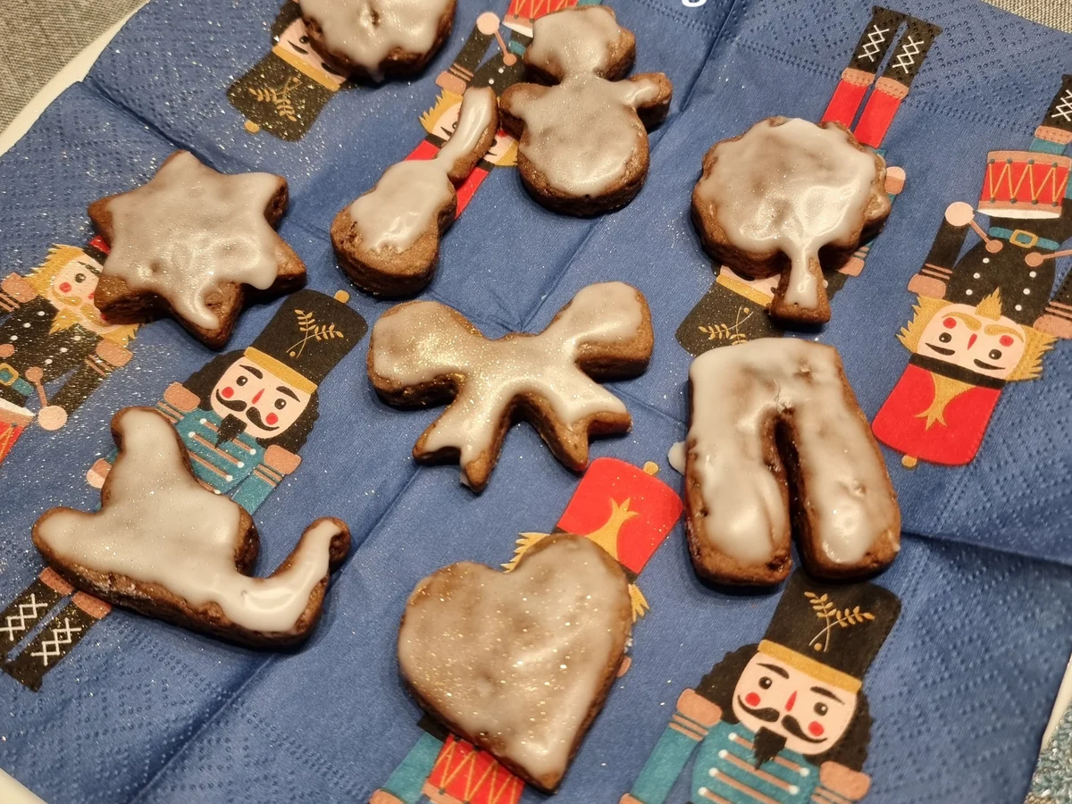 Lebkuchen-Plätzchen mit Zuckerguss und Glitzer - Rezept - Bild Nr. 17211