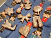 Lebkuchen-Plätzchen mit Zuckerguss und Glitzer - Rezept - Bild Nr. 17211