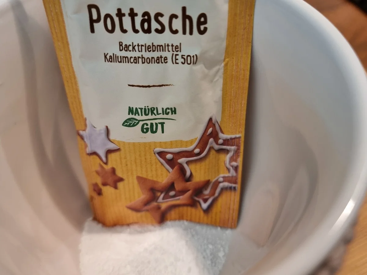 Lebkuchen-Plätzchen mit Zuckerguss und Glitzer - Rezept - Bild Nr. 17214