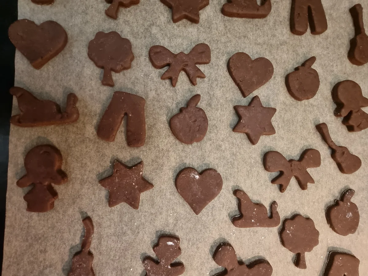 Lebkuchen-Plätzchen mit Zuckerguss und Glitzer - Rezept - Bild Nr. 17222