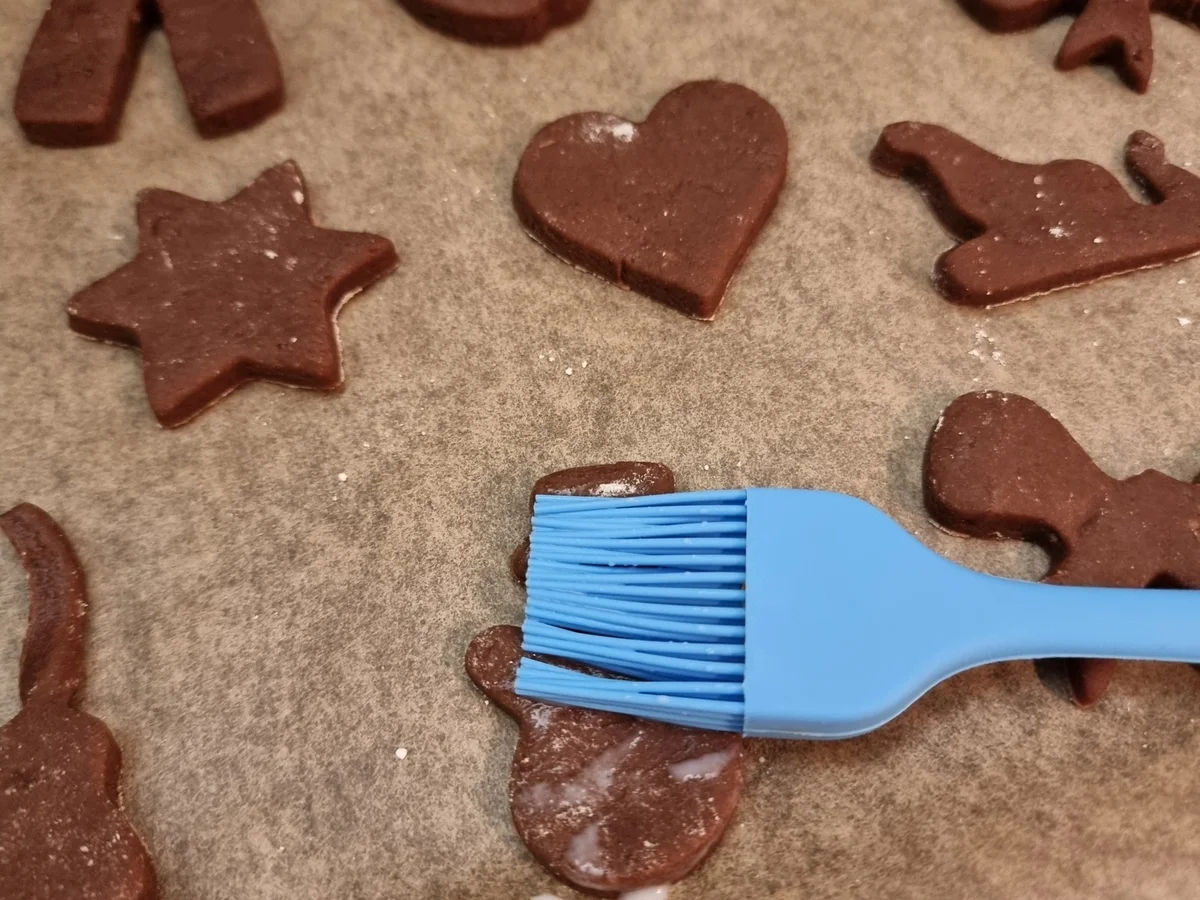 Lebkuchen-Plätzchen mit Zuckerguss und Glitzer - Rezept - Bild Nr. 17223