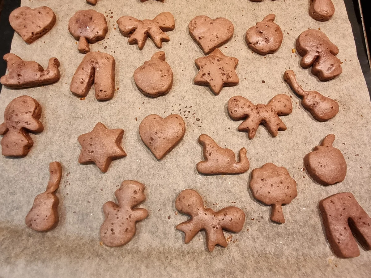 Lebkuchen-Plätzchen mit Zuckerguss und Glitzer - Rezept - Bild Nr. 17224