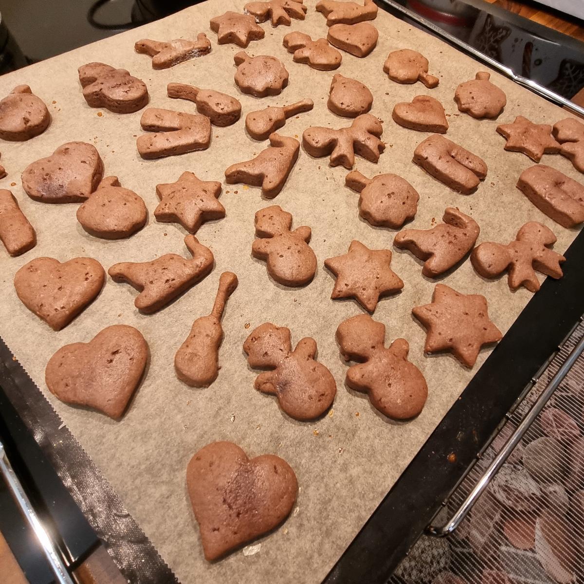 Lebkuchen-Plätzchen mit Zuckerguss und Glitzer - Rezept - Bild Nr. 17225