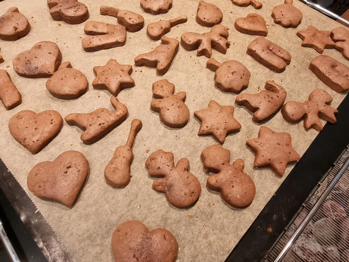 Lebkuchen-Plätzchen mit Zuckerguss und Glitzer - Rezept - Bild Nr. 17225