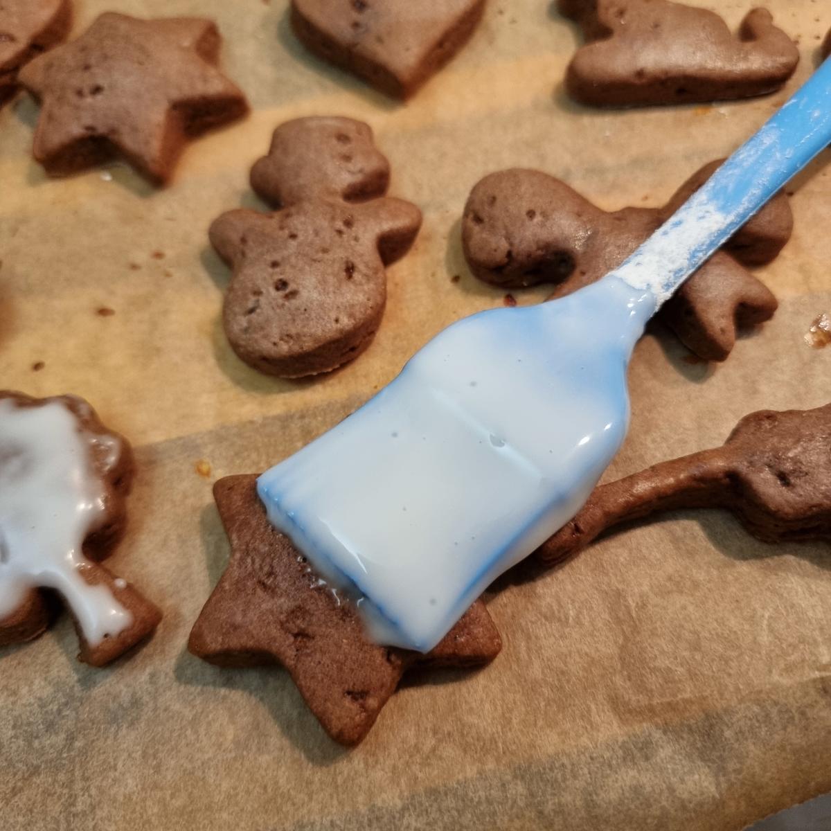 Lebkuchen-Plätzchen mit Zuckerguss und Glitzer - Rezept - Bild Nr. 17227