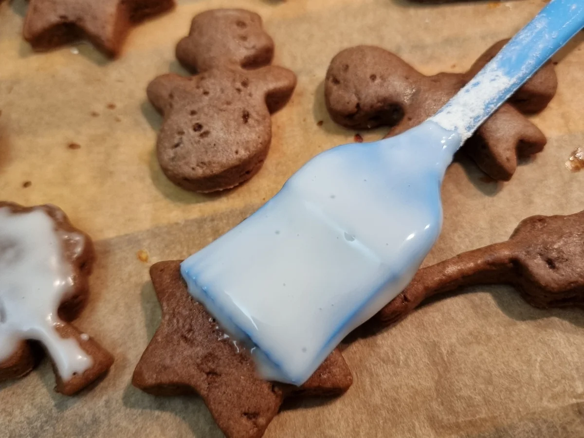Lebkuchen-Plätzchen mit Zuckerguss und Glitzer - Rezept - Bild Nr. 17227