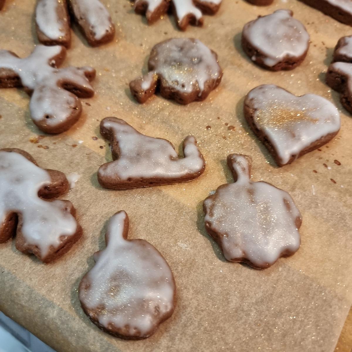 Lebkuchen-Plätzchen mit Zuckerguss und Glitzer - Rezept - Bild Nr. 17228