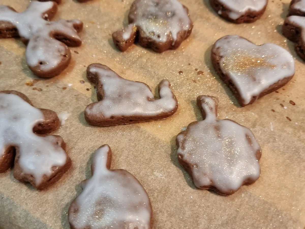 Lebkuchen-Plätzchen mit Zuckerguss und Glitzer - Rezept - Bild Nr. 17228