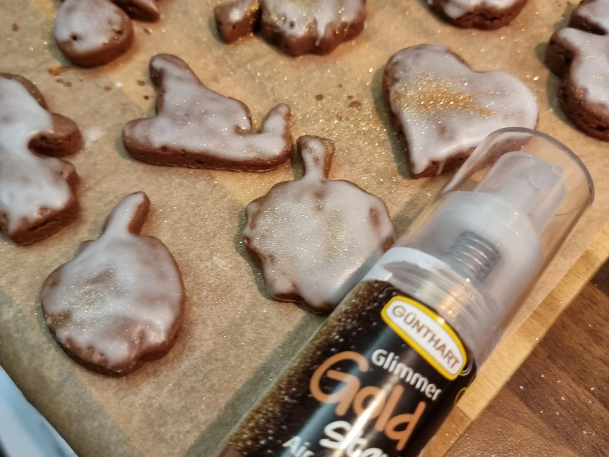 Lebkuchen-Plätzchen mit Zuckerguss und Glitzer - Rezept - Bild Nr. 17229
