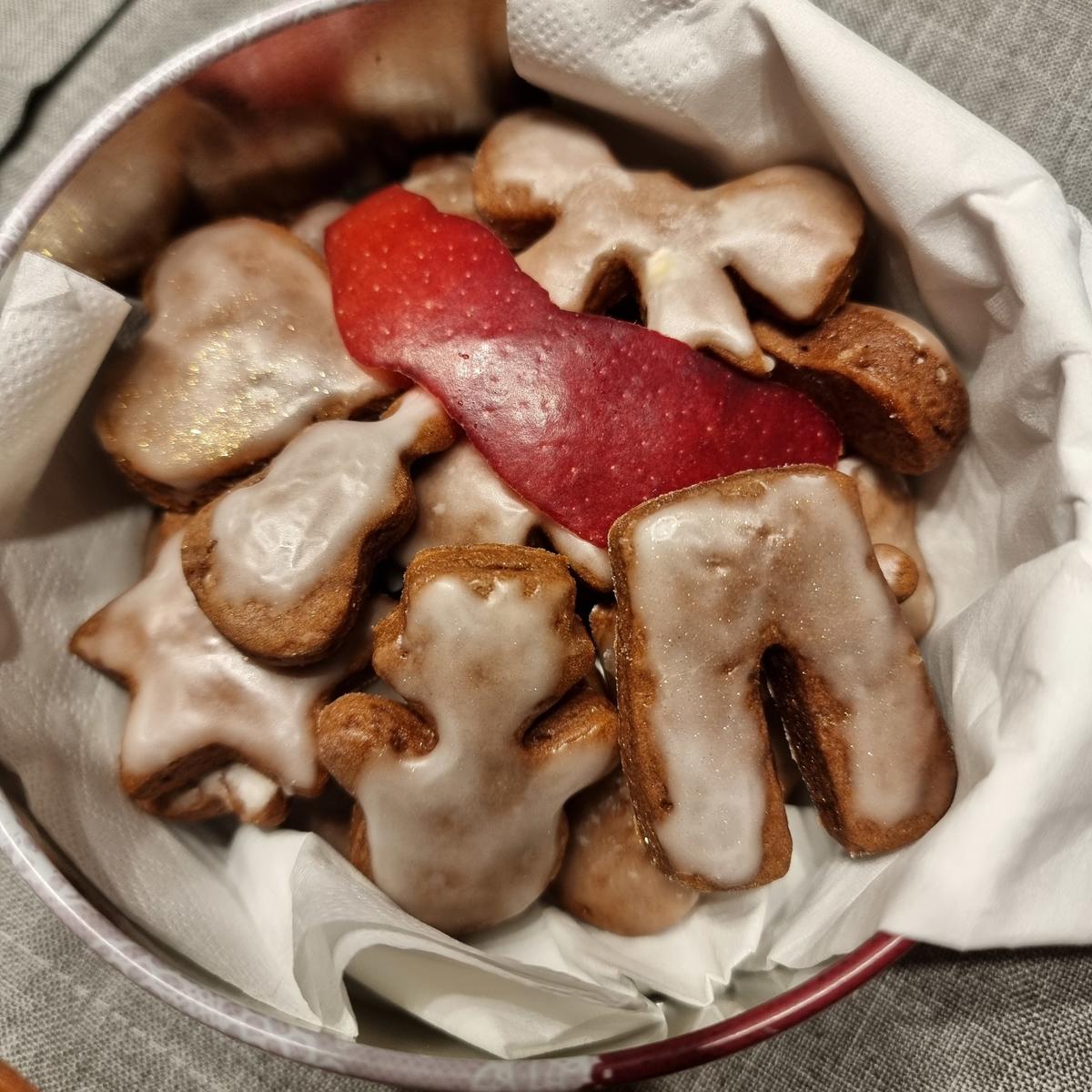 Lebkuchen-Plätzchen mit Zuckerguss und Glitzer - Rezept - Bild Nr. 17230