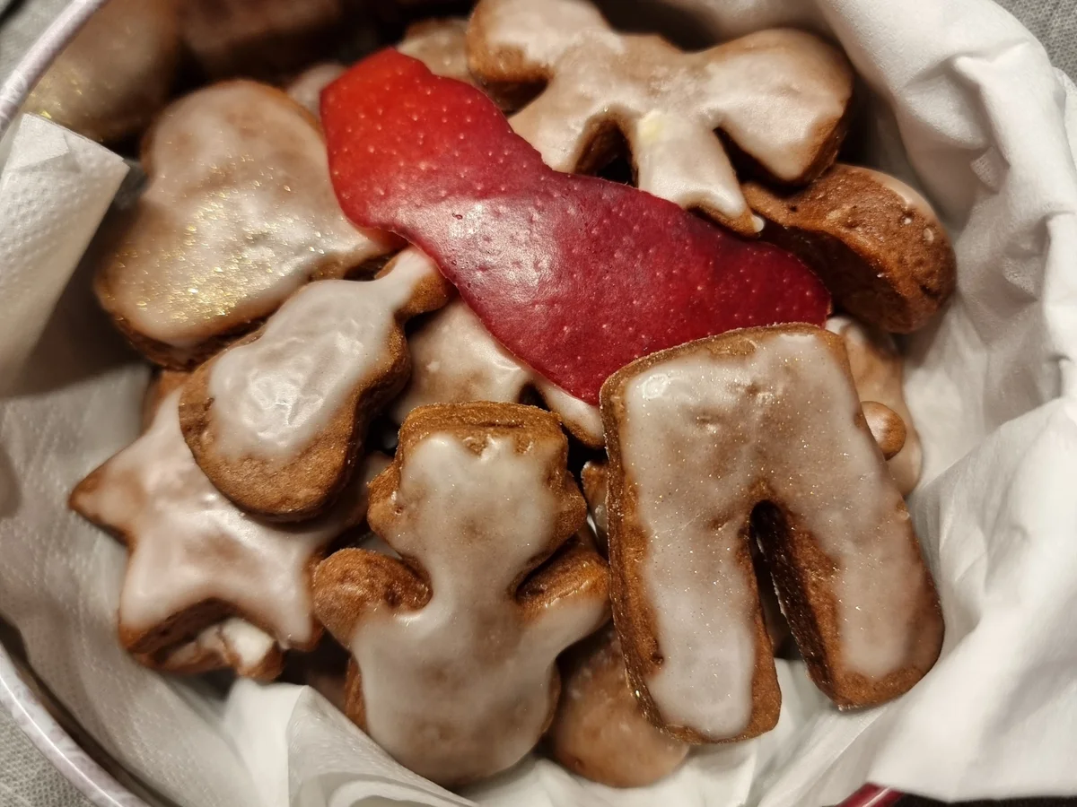 Lebkuchen-Plätzchen mit Zuckerguss und Glitzer - Rezept - Bild Nr. 17230
