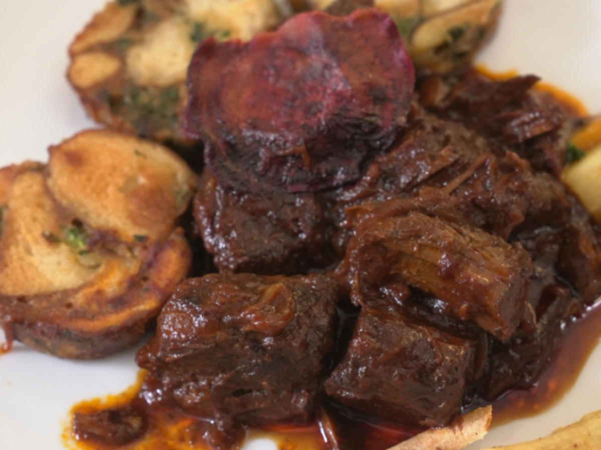 Gulasch mit Rote Bete/Pastinaken Chips und Brezelknödeltaler - Rezept - Bild Nr. 17211