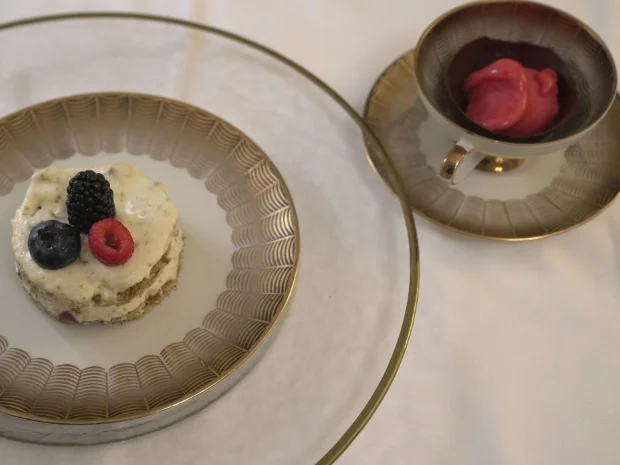 Rezept: Pistazientörtchen und Schokoladenhalbkugel mit Himbeersorbet Bild Nr. 2 Pistazientörtchen und Schokoladenhalbkugel mit Himbeersorbet - Rezept - Bild Nr. 2