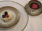 Pistazientörtchen und Schokoladenhalbkugel mit Himbeersorbet - Rezept - Bild Nr. 2