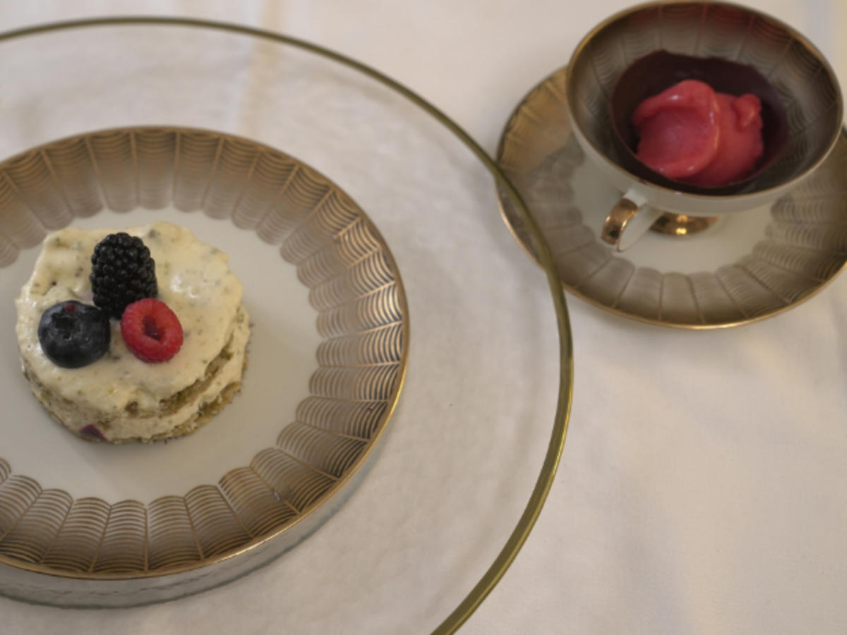 Pistazientörtchen und Schokoladenhalbkugel mit Himbeersorbet - von Das ...