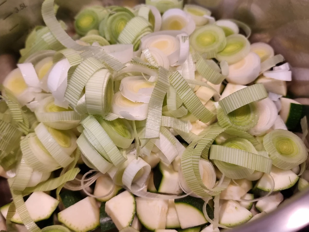 Rezept: Lauch-Zucchini-Suppe mit Blumenkohl Bild Nr. 17213 Lauch-Zucchini-Suppe mit Blumenkohl - Rezept - Bild Nr. 17213