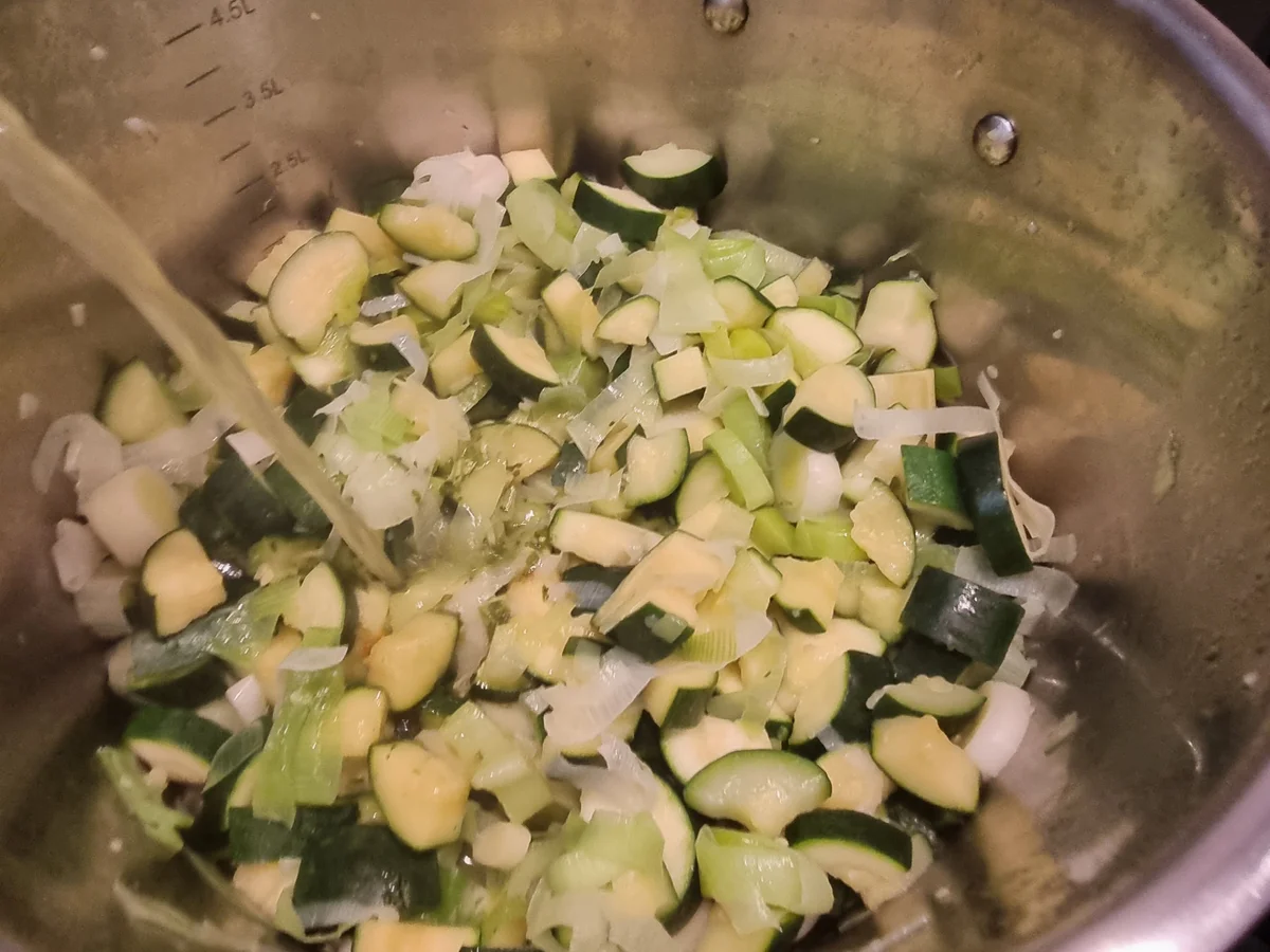 Rezept: Lauch-Zucchini-Suppe mit Blumenkohl Bild Nr. 17214 Lauch-Zucchini-Suppe mit Blumenkohl - Rezept - Bild Nr. 17214