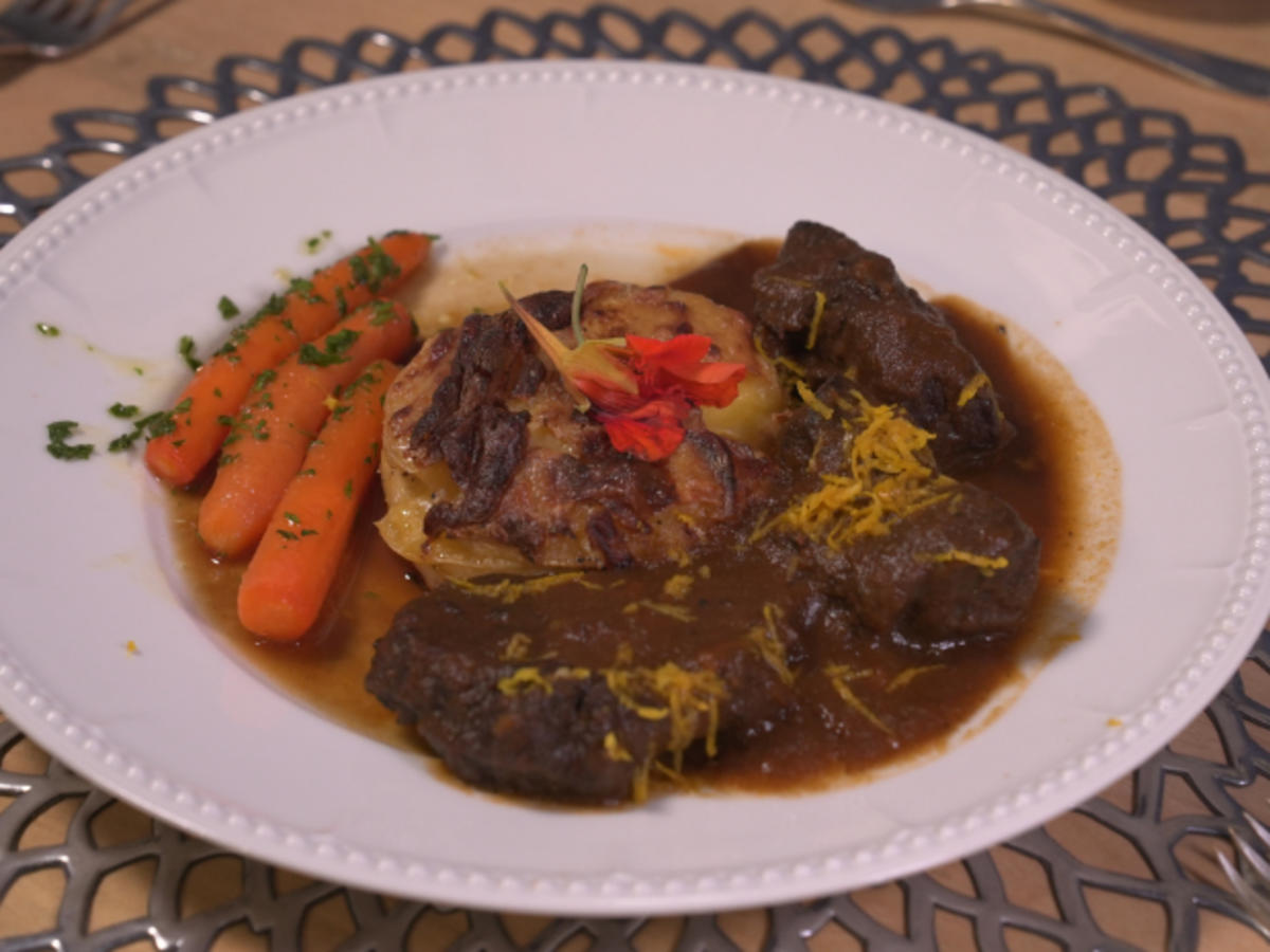 Rinderragout mit Sternanis, Kartoffelgratin und glasierten Möhrchen ...