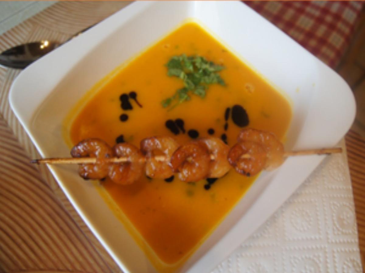 Kürbis-Orangen-Koriander-Suppe mit Garnelenspieß - Rezept - Bild Nr. 17211