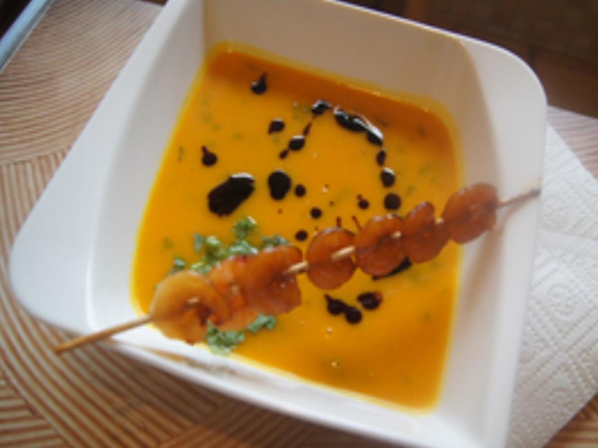 Kürbis-Orangen-Koriander-Suppe mit Garnelenspieß - Rezept - Bild Nr. 17228