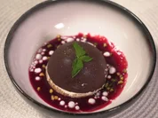 Kokosnuss-Cheesecake unter Schoko mit Beeren-Coulis und Kokosnuss-Kaviar - Rezept - Bild Nr. 17211
